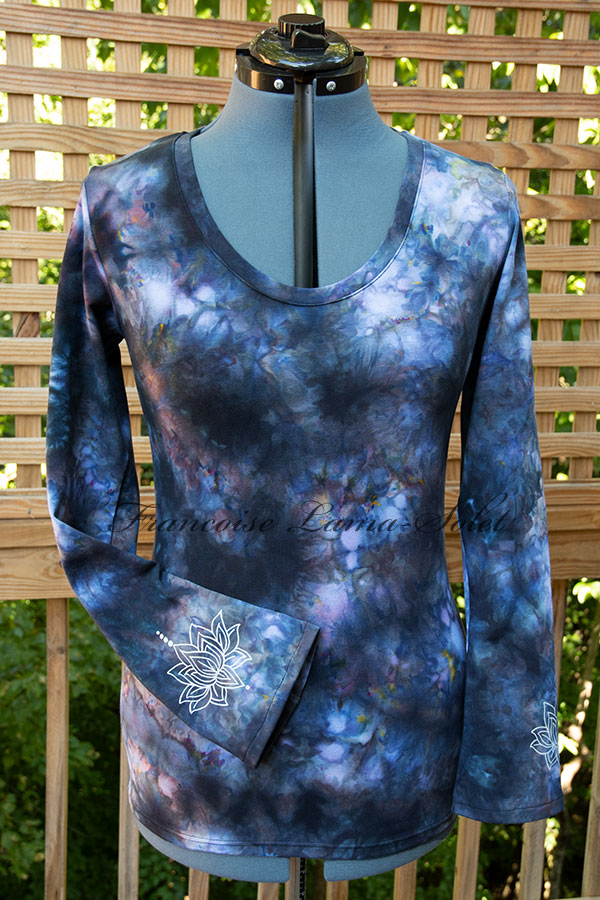 Women's handmade and hand dyed fall long sleeve t-shirt in the shades black, dark blue, slate gray, with lotus flower print and bell sleeves - Nebula